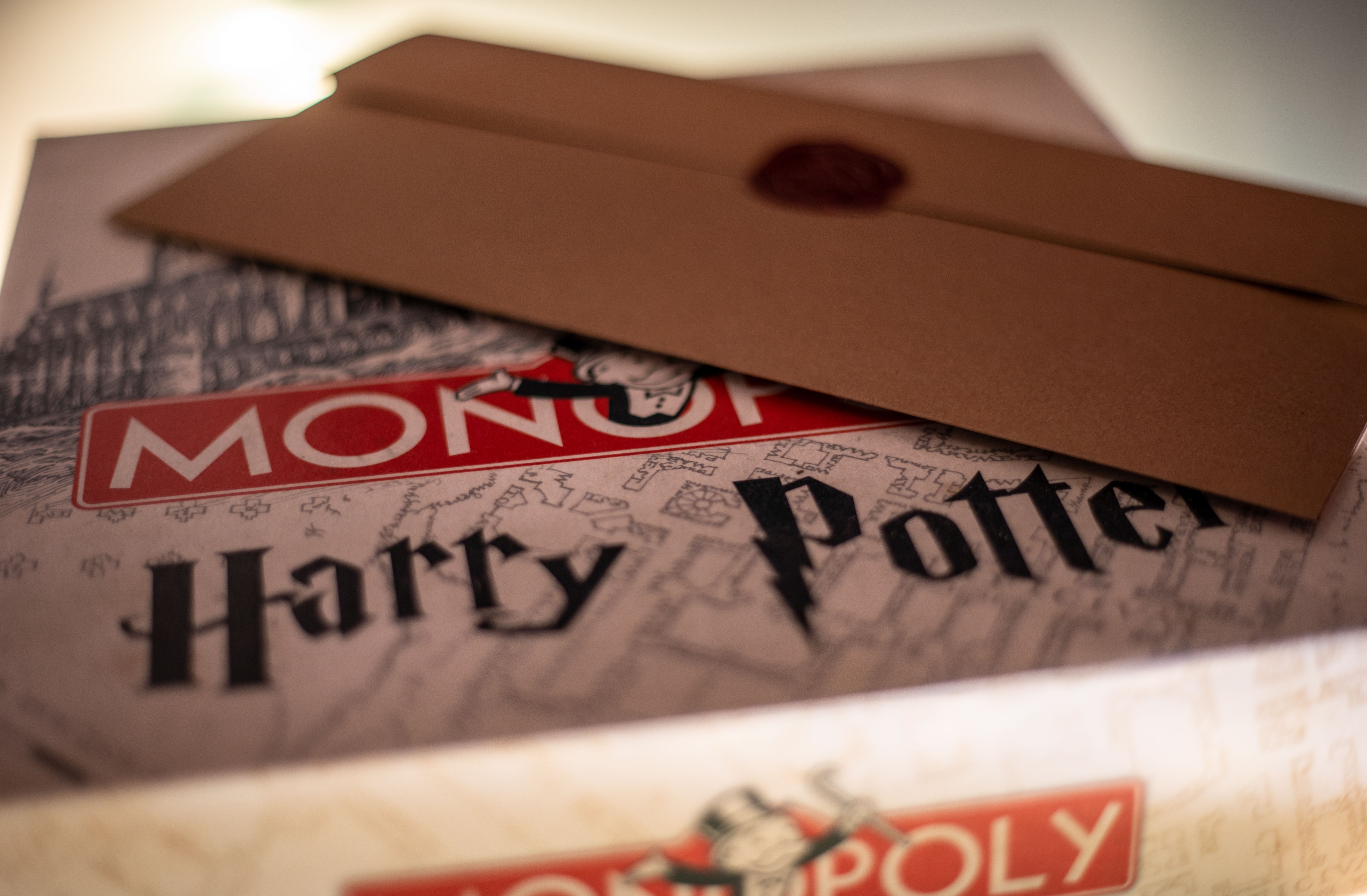 Boîte du Monopoly Harry Potter avec le courrier